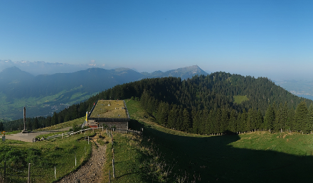 Voralpengipfel wie der Rossberg (hier im Bild) oder das Hörnli im Zürcher Oberland sind frei gelegen und haben geringe Tagesgänge der Lufttemperatur.