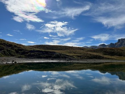 Farbige (irisierende) Wolken am Dienstagmittag auch am Sächserseeli SG. Bild: R. Keller