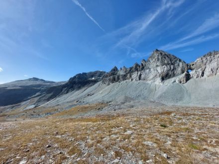 Blick auf die Tschingelhörner mit dem berühmten Martinsloch und der Glarner Hauptüberschiebung. Das obere, dunklere Gestein hat ein Alter von etwa 260 bis 300 Millionen Jahren, das darunterliegende, hellere Gestein von «lediglich» 35 bis 50 Millionen Jahren. 