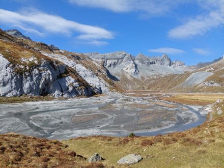 Blick auf die Segnes Ebene mit den Tschingelhörnern im Hintergrund. 