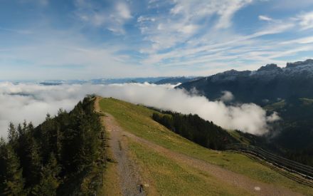 Cirrus floccus und fibratus: Zeitweise gesellten sich auch Cirrus floccus zu den Cirrus fibratus Wolken. Den Voralpen entlang musste man jedoch etwas in die Höhe, denn besonders entlang der zentralen und östlichen Voralpen bildeten sich einige Hochnebelfelder. 