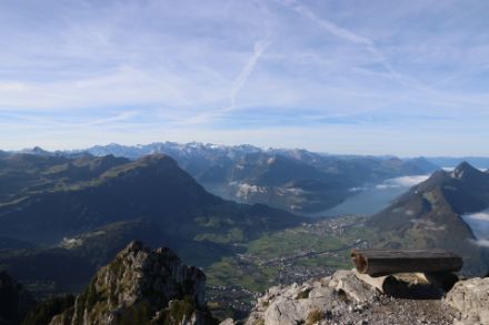 Perfektes Wanderwetter am Dienstag beim Aufstieg zum Klein Mythen (Bild oben, D. Gerstgrasser) und zum Federispitz (Bild unten, Y. Karrer). Doch die schönen Herbsttage sind auch auf der Alpennordseite vorerst gezählt.
