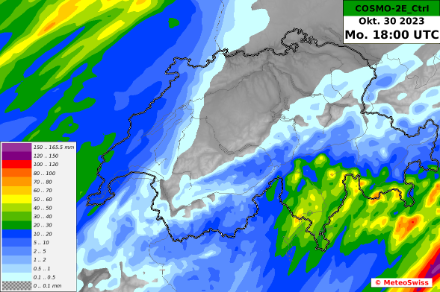 48-stündige Niederschlagssumme bis Montagabend (18 UTC = 19 MEZ) gemäss unserem COSMO-2E Modell. Die Niederschlagsmengen in Juranähe markieren die ab Montagnachmittag aus Westen nahende Kaltfront.