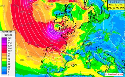 Position von «Ciarán» am Donnerstagmorgen. Die Bretagne und Südengland geraten in das Starkwindfeld von «Ciarán». Die Grafik zeigt die Böenspitzen überlagert mit den Isobaren. Modell: IFS HRES