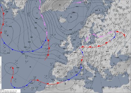 Bodenanalyse mit Fronten von Dienstag, 31. Oktober 2023 um 00 UTC.