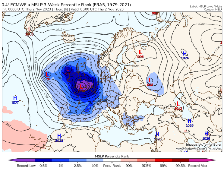 Abweichung zum saisonal üblichen Luftdruck laut ECMWF-Prognose für den 02.11.2023, 07:00 Uhr. Quelle: PolarWx, http://arctic.som.ou.edu/tburg/models/ 