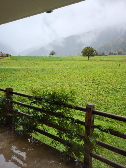 Frontale Bewölkung und Regen am Donnerstagnachmittag, 02.11.2023 in Versegères VS. Bild: Meteomeldungen/App