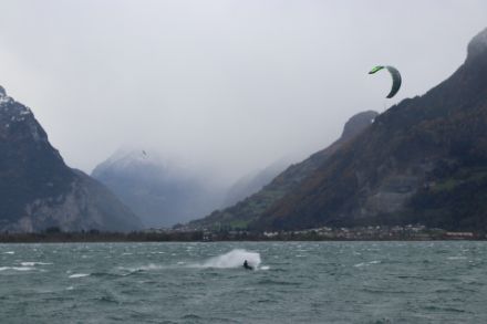 Starker Föhn und Surferspass am Samstagmittag in Isleten am Urnersee. Bild: D. Gerstgrasser