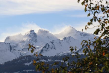 Schneetreiben: Starker Höhenwind verfrachtet am Samstagvormittag den Neuschnee auf den Schwyzer Alpen zwischen Chaiserstock, Chronenstock und Blüemberg. Bild: D. Gerstgrasser