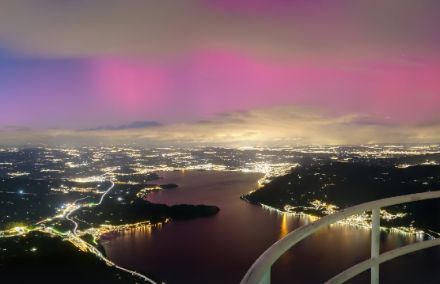 Blick von der Rigi über den Zugersee nach Norden, wo die Kamera ein wunderbares Polarlicht eingefangen hat.
