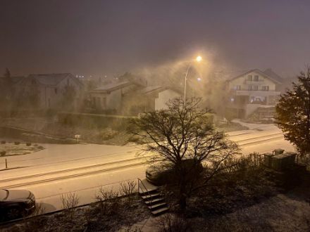 Schneeschauer am Freitagabend, 24.11.2023, in Hildisrieden (LU). Bild: Meteomeldungen/App