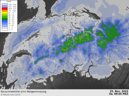 24-stündige Neuschneehöhe bis am Samstagmorgen, 25.11.2023. Die Messungen sind in Zahlen dargestellt, die INCA-Reanalyse ist eingefärbt. Quelle: MeteoSchweiz