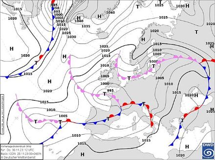 Prognose Bodenkarte für nächsten Donnerstag 30.11.2023, 12 Uhr UTC. Die Analyse zeigt eine Warmfront, die sich von Süden her über den Alpenraum bewegt.