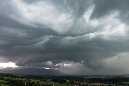 Kräftige Gewitterzelle bei Zug.