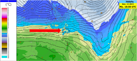 Temperatur (°C, eingefärbte Flächen) und Geopotential (hm, schwarze Isolinien) auf 700 hPa (ca. 3000 M. ü. M.) am Montag, 13. November 2023, um 18 UTC. Mit westlichen Winden (roter Pfeil) wird milde Luft zu den Alpen geführt. Selbst auf rund 3000 Metern liegen die Temperaturen im Schweizer Alpenraum nur knapp unter dem Gefrierpunkt.