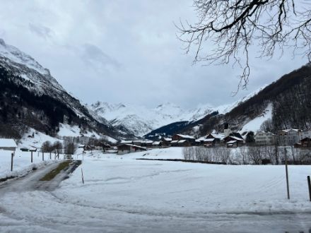 Pflotsch in Elm im Glarner Sernftal auf rund 950 Metern. Der Beobachter meldete eine Schneehöhe von nur noch 8 cm, Anfang Dezember waren es stolze 60 cm.