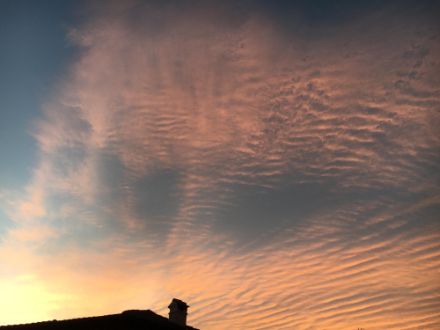 Ein ähnliches Bild zeigte sich bei Sonnenaufgang in Ornavasso. Im Bereich mit weniger «Wellenwolken» war wohl die Feuchtigkeit nicht ausreichend, deshalb sind die Wellen dort nicht sichtbar (aber trotzdem vorhanden). 