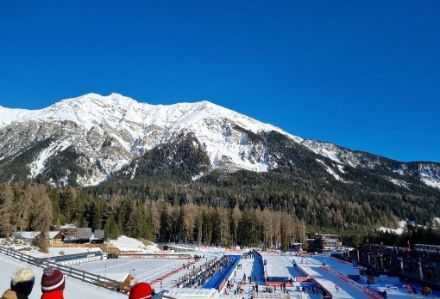 Stahlblauer Himmel in den Bergen. Perfekte Bedingungen nicht nur für fiktive Pinselakrobatik, sondern auch für die Biathleten auf der Lenzerheide. 