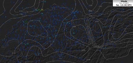 Apropos Wind: Windkarte um 14:30 Uhr (Mittelwind als Windfieder, Maximalwind als Zahl in Knoten). In den meisten Regionen war es meist schwachwindig. Auffallend der Möhlinjet (Abfliessen der Kaltluft vom Mittelland) in der Nordwestschweiz, welcher die Nebelbildung in der Region Basel verhinderte.