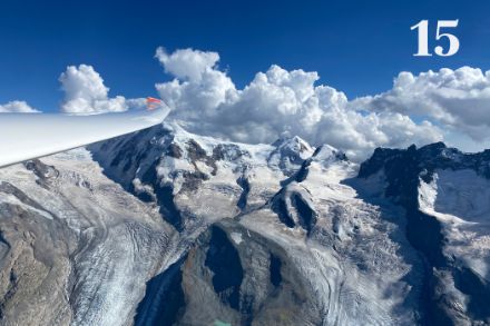 Auftürmende Cumuluswolken um den Monte Rosa, beobachtet aus dem Cockpit eines Segelflugzeugs beim Flug über das Mattertal. (Foto: Aude Untersee)