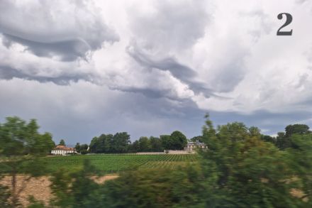 Altocumulus Asperitas, fotografiert aus dem Zug zwischen Genf und Nyon am 11. Juli 2023.