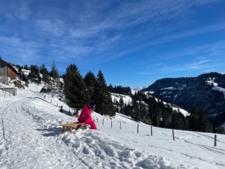 Startklar für die Mutter aller Abfahrten. In vielen Regionen der Schweiz dürften sich am Sonntag solche Szenen abspielen, inkl. dem blauen Himmel. 