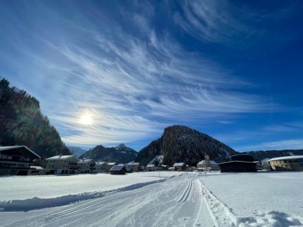 Auch in diesen Eiskristallwolken (Cirrus uncinus) über dem Guggerenchopf und dem Roggenstock im Hintergrund nehmen die Eiskristalle sechseckige Formen (oft Säulen- oder Plättchenkristalle) ein. 