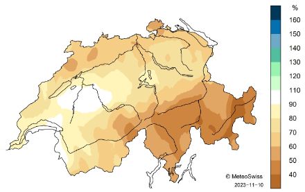 Karte der Schweiz mit den Niederschlagssummen im Winter 2022/2023 farbcodiert. Die mehrheitlich braune Fläche zeigt an, dass es weitgehend zu trocken war.