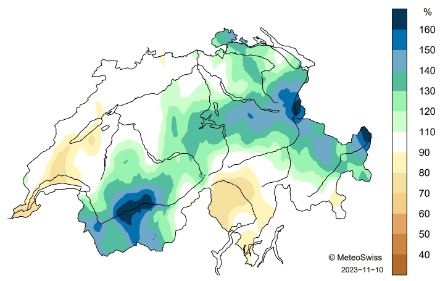 Karte der Schweiz mit den Niederschlagssummen im Frühling 2023 farbcodiert.