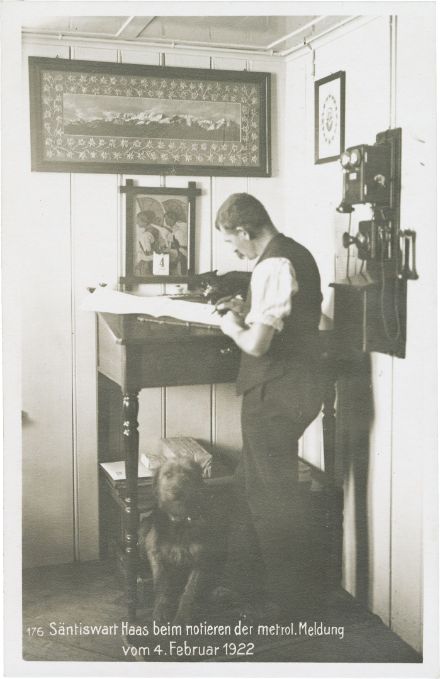 Der Wetterbeobachter auf dem Säntis 1922 bei der Arbeit.  