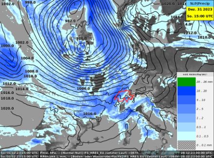 Prognostiziertes Bodendruckfeld (schwarze Linien, in hPa) und 6h-Niederschlagssummen (blau) für Sonntag, 16 Uhr. Ein Tief mit Zentrum bei den Britischen Inseln wird eine Kaltfront über die Schweiz hinweg steuern und die Föhnlage beenden. Zum dargestellten Zeitpunkt hat die Kaltfront aus Westen bereits weite Teile der Schweiz erfasst, in den Föhnregionen ist es noch trocken. 