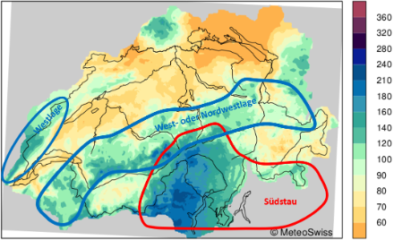 Wiederkehrperiode von 100 Jahren der 24-stündigen Niederschlagssumme [mm] während der Wintermonate Dezember, Januar und Februar. Auf der Alpensüdseite können Südstaulagen lokal über 180 mm bringen. Jene Gebiete, welche die grössten Niederschlagsmengen bei Südstau erhalten, sind mit der roten Linie eingegrenzt. Nördlich der Alpen  werden die stärksten Niederschläge im Winter in der Regel bei West- bis Nordwestlagen (blau umrandet) erzielt, dies besonders im westlichen Jura und am Alpennordhang. Dabei ist zu beachten, dass im Unterwallis die Westlagen die ergiebigsten Niederschläge bringen, während es am östlichen Alpennordhang eher die Nordwestlagen sind. Vom Oberhasli bis zum Urner Oberland bringen Südlagen und Nordwestlagen ähnlich hohe maximale Niederschlagsmengen im Bereich von 120 mm, weshalb sich dort die Bereiche von Südstau und Nordwestlagen überschneiden.
