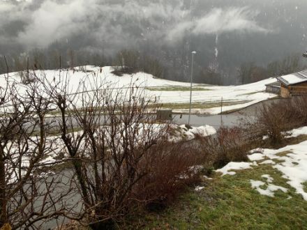 Die geringeren Niederschlagsmengen führten dazu, dass sich die Luft in den Alpentälern weniger abkühlte als vorhergesehen. So regnete es zum Beispiel in Vuorz/GR, obwohl für dort Schneefall vorgesehen war.