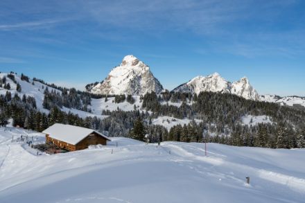 Winter in der Mythenregion. Im Vordergrund die Alp Zwäcken, im Hintergrund der kleine und grosse Mythen. 