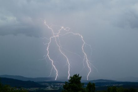 Blitze über dem Aargauer Reusstal. 