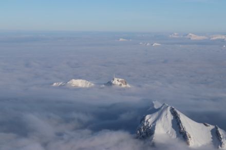 Wer heute die Sonne spüren wollte musste hoch hinaus, zum Beispiel auf dem Säntis, wo 6.4 Sonnenstunden verzeichnet werden konnten. Ansonsten war es im Flachland unter dem Hochnebel trüb.