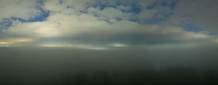 Unsere Webcam in Etziken mit Blick zum Jura und über die tiefsten Lagen des Mittellandes. Die grösseren Lücken reichten schon für die Nebelbildung, da die Luft durch den gestrigen Niederschlag schon stark angefeuchtet war.
