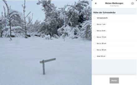 Meteomeldung vom Dezember 2023 aus Rifferswil mit Foto der Schneemessung (links) und Eingabemaske zur Meldung der Schneehöhe in der MeteoSchweiz-App (rechts). 