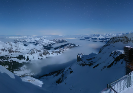 Blick vom Sex Rouge in Richtung Norden. Die tieferliegende Stratusbewölkung schlängelt sich in die Täler.