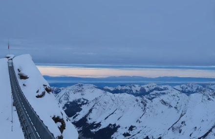 Am frühen Morgen machte sich dann allerdings die Warmfront bemerkbar. Diese streifte vor allem die östlichen Landesteile. Somit ist der Blick vom Sex Rouge in Richtung Jura zwar von der hohen Warmfrontbewölkung geprägt, über Frankreich ist aber bereits nicht mehr viel übrig davon. Zugleich ist auch der Nebel am Jurasüdfuss zu sehen.