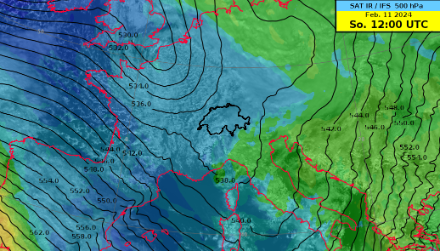 Satellitenbild (sichtbarer Kanal) überlagert mit der Luftmassentemperatur (äquivalentpotentielle Temperatur) auf 850 hPa (farbige Flächen) und des 500 hPa Geopotentials des IFS Modells am 11.02.2024 um 12 UTC.