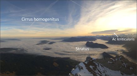 Webcambild mit Aussicht auf ein Nebelmeer, darüber verschiedene weitere Wolkenformationen.