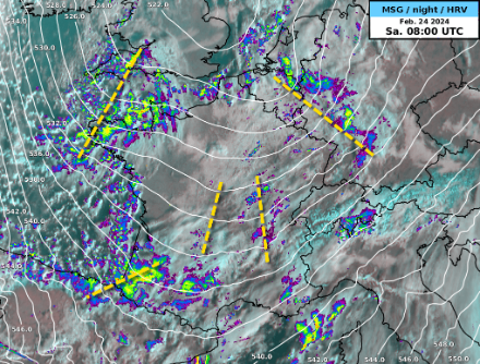 Satellitenbild überlagert mit der Höhenwetterkarte (weisse Linien: Isohypsen des Geopotentials auf 500 hPa bzw. ca. 5500 m ü.M.) und Radarechos (farbige Flächen). Trogachsen sind mit einer gelb strichlierten Linie markiert. Bei dieser Wetterlage (Trog mit Höhenkaltluft, keine Fronten vorhanden) fanden die Niederschläge zum Zeitpunkt meist im Zusammenspiel mit einer Trogachse statt. 
