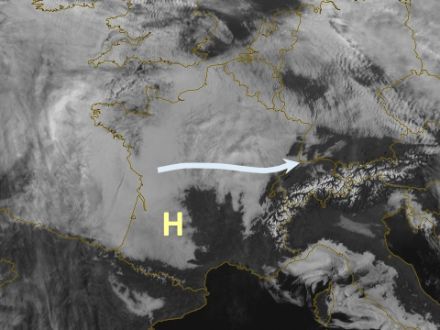 Satellitenbild von heute Morgen. Die gleichförmig weisse Fläche über Frankreich ist Hochnebel. (Die Strukturen in der Nähe des Pfeils sind hohe Wolken über dem Hochnebel.) Die Position des gelb dargestellten Hochs verursacht die mit dem Pfeil dargestellte Strömung, welche den Hochnebel Richtung Schweiz transportiert.  