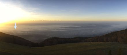 Blick heute Morgen bei Sonnenaufgang vom Weissenstein Richtung Südosten. Die mit dem Pfeil markierte Dampffahne zieht nach Westen, am Jurasüdfuss herrschte also Ostwind, im Gegensatz zu den meisten Regionen, wo der Wind aus westlichen Richtungen kam oder es windstill war.