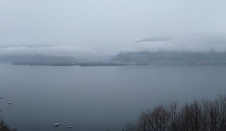 Wolkenverhangender Himmel über dem See