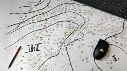 Wetterlage heute Dienstag, 20. Februar 2024 um 12 UTC. Die manuelle Kartenanalyse auf Papier ist zwar seit längerem nicht mehr fixer Bestandteil unserer Arbeit. Gelegentlich pflegen wir dieses traditionelle Handwerk von Generationen von Meteorologen noch, nutzen dabei aber gleichzeitig die umfassenden Messungen und numerischen Analysen in digitaler Form auf den Bildschirmen.