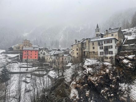 Heute Abend lagen in Fusio wenige cm Schnee,  der heutige Südstau hat diesen Schneefall ausgelöst. Am 14. Februar 1925 gab es innert 24 Stunden 117 cm Neuschnee, wenn man damals ein Bild gemacht hätte, wäre der Eindruck wesentlich winterlicher gewesen.