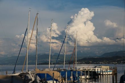 Grosse Quellwolken wie hier über den Schwyzer Voralpen werden wir in den nächsten Wochen und Monaten wieder häufiger sehen. Bild: D. Gerstgrasser