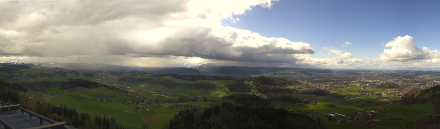Wechselhaftes Wetter mit Schauern und sonnigen Abschnitten – hier um 12:20 Uhr vom Bantiger aus gesehen. 